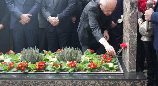 Bahçeli, Türkeş'in kabrini ziyaret etti